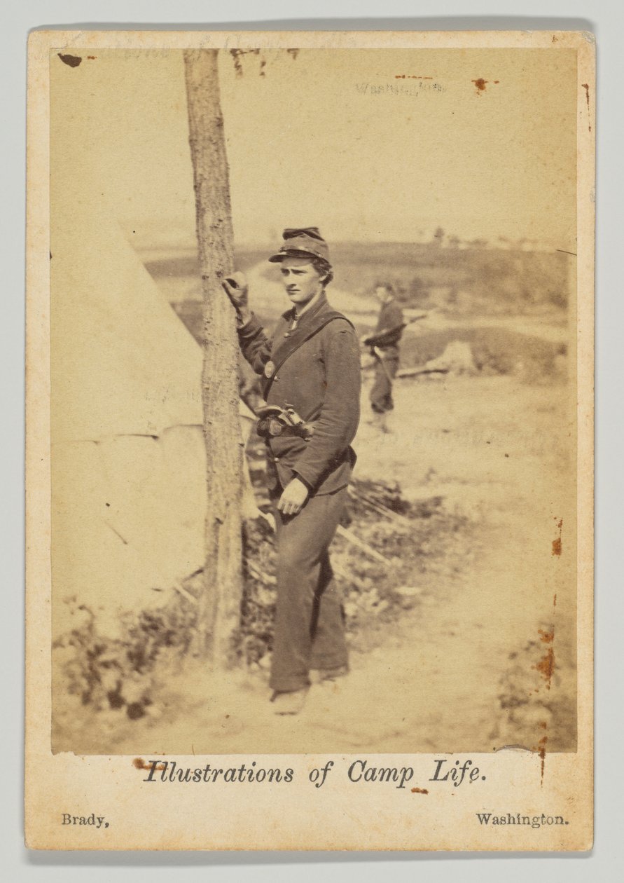 Staande soldaat met een pistool in zijn riem door Mathew B. Brady