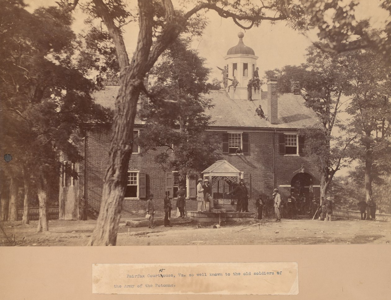 Fairfax Court House, Virginia, met soldaten van de Unie voor en op het dak door Mathew Brady
