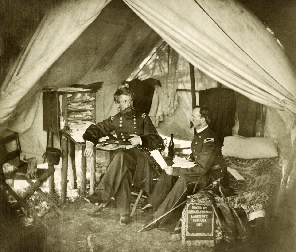 Generaal Jefferson C. Davis & officier zittend in een tent, uitgegeven 1861 (foto) door Mathew and studio Brady