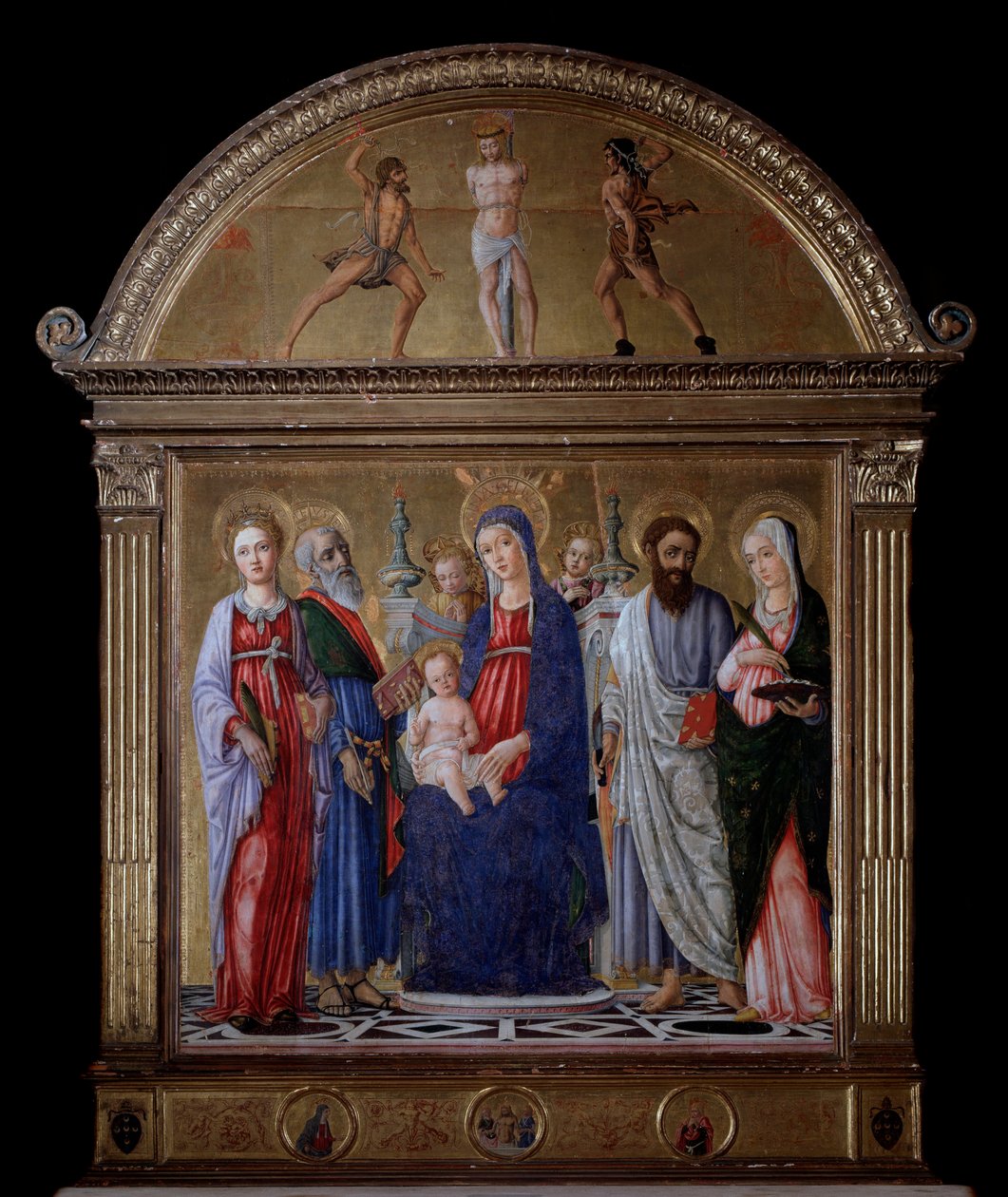 Maagd met kind en St. Bartholomeus, St. Catharina, St. Lucia en St. Mattheüs - Altaarstuk door Matteo di Giovanni di Bartolo