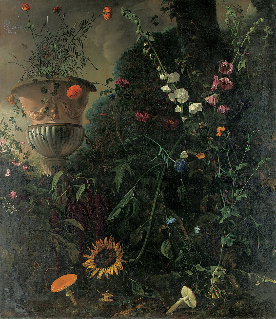 Stokrozen, rozen, een blauwe kantbloem, zonnebloem en paddestoelen, met goudsbloemen in een urn bij een boom door Matthias Withoos
