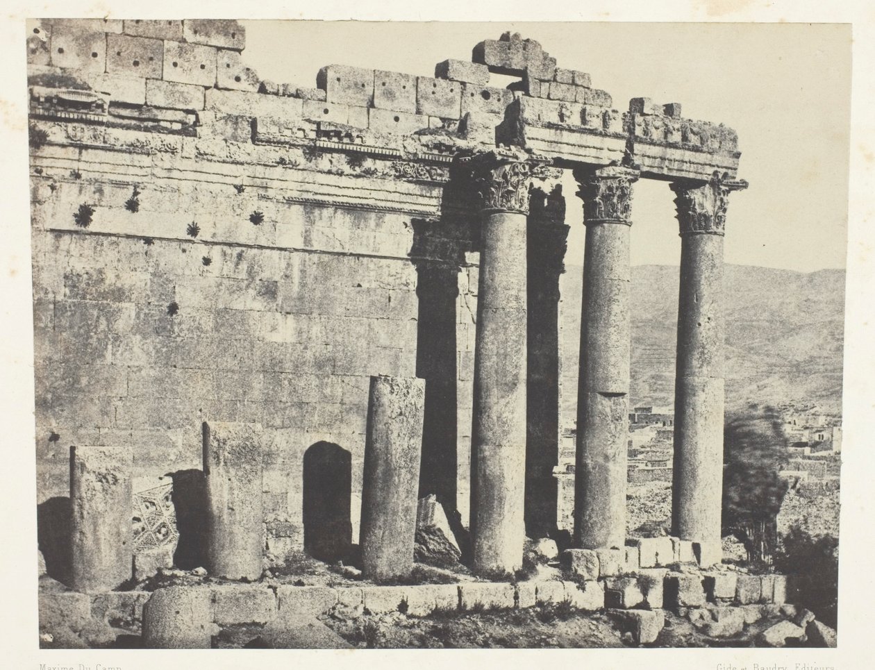 Baalbeck (Heliopolis), Tempel van Jupiter, westelijke gevel; Syrië door Maxime Du Camp