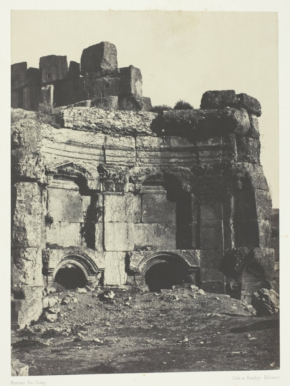Baalbeck (Heliopolis), halve cirkel van de zon- en Jupitertempels; Syrië door Maxime Du Camp
