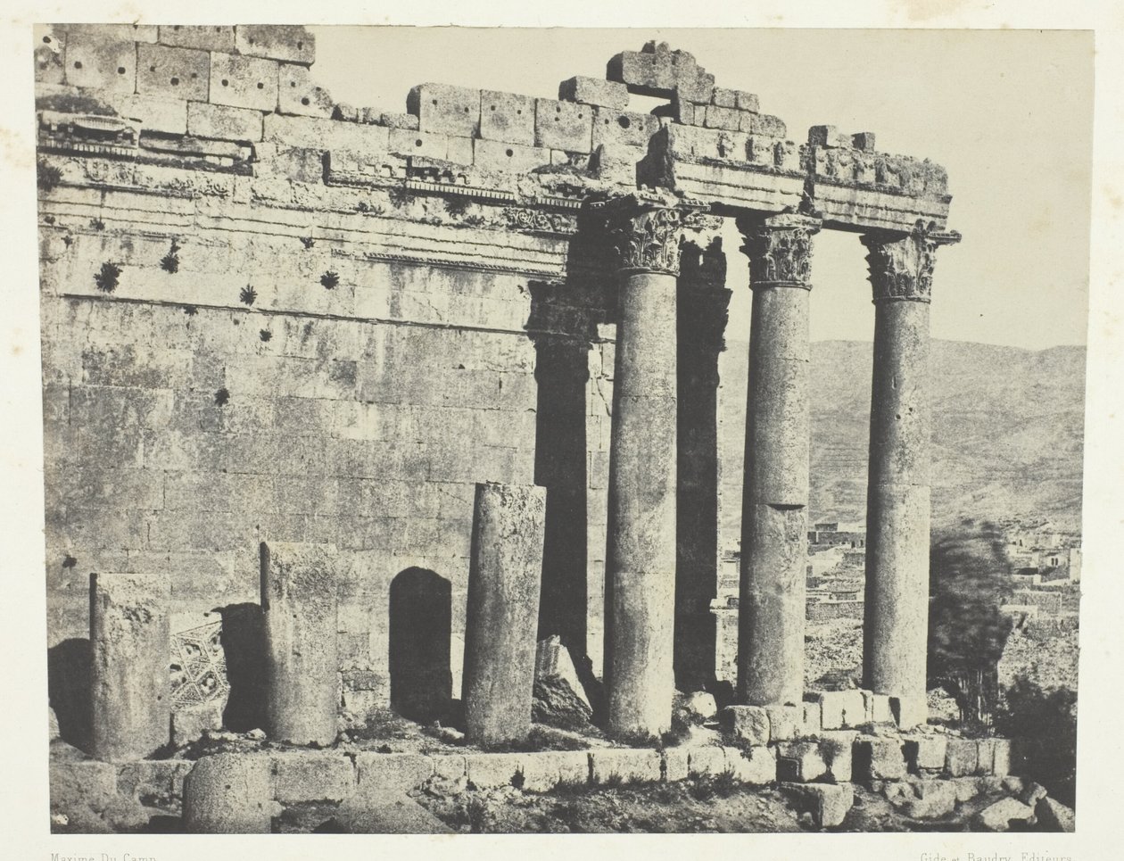 Baalbeck (Heliopolis), Tempel van Jupiter, westelijke gevel; Syrië door Maxime Du Camp