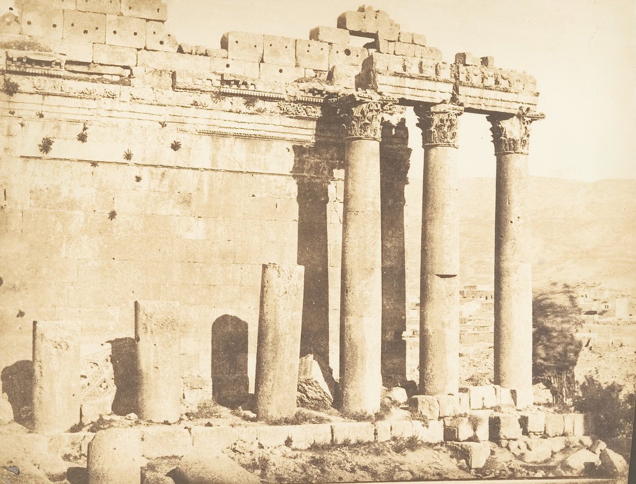 Colonnade occidental du Temple de Jupiter, à Baälbek Héliopolis, 15 september 1850 door Maxime Du Camp