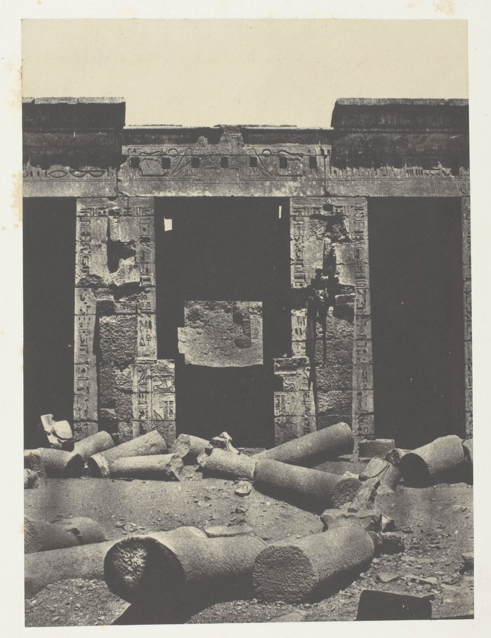 Médinet-Habou, Oostelijk deel van de Peristyle van het Paleis van Ramsès-Méiamoun; Thebe door Maxime Du Camp