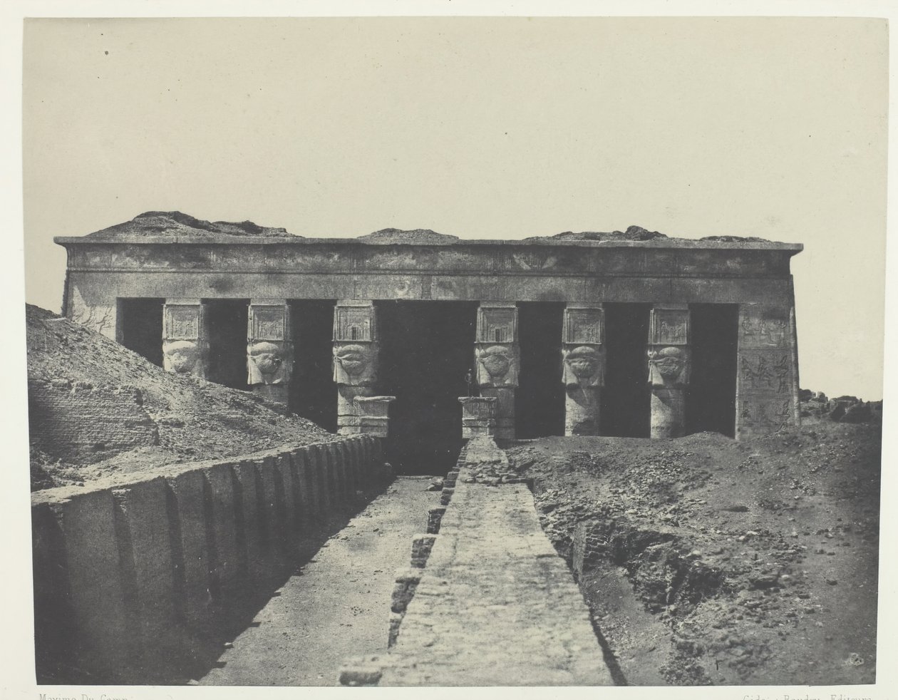 Vue Générale, Grand Temple de Dendérah Teutyres, Opper-Egypte door Maxime Du Camp