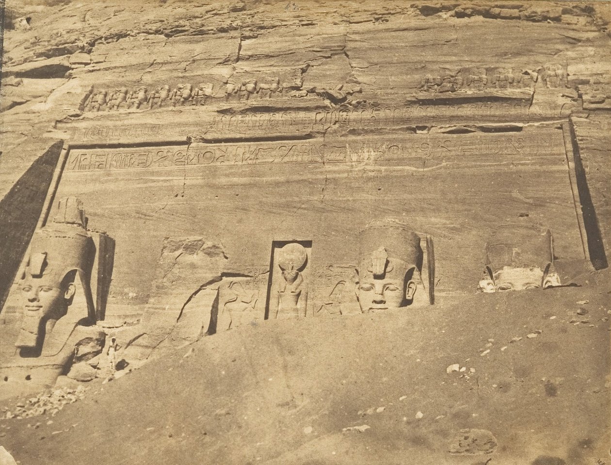 Vue de la façade du Spéos de Phré, à Abousembil, maart 1850 door Maxime Du Camp
