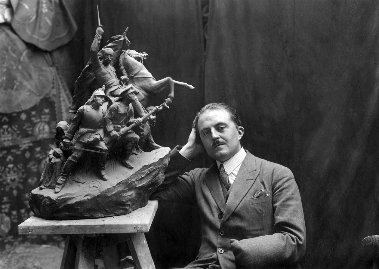 Maxime Real Del Sarte (1888-1954), beeldhouwer invalide oorlogsveteraan met het beeld van Edward VII in Biarritz door Maxime Real del Sarte