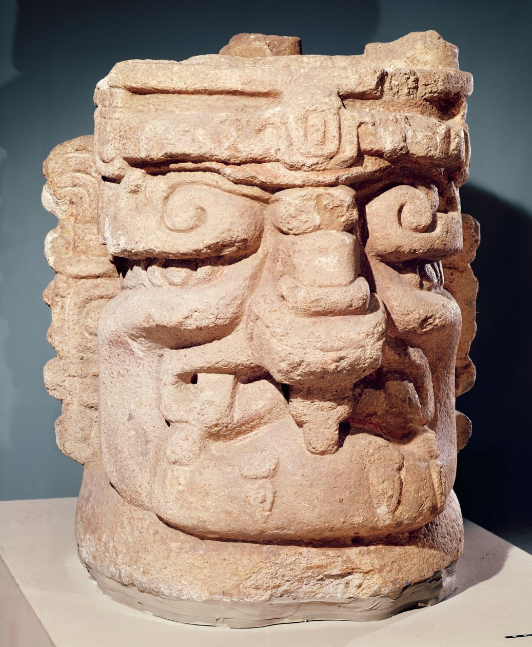 Antropomorf hoofd, waarschijnlijk een wierookvat door Mayan