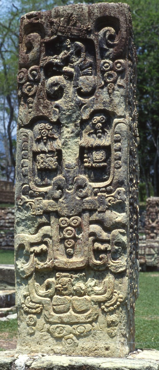 Achterkant van stèle B, Copan, Late Klassieke Periode, 731 AD door Mayan