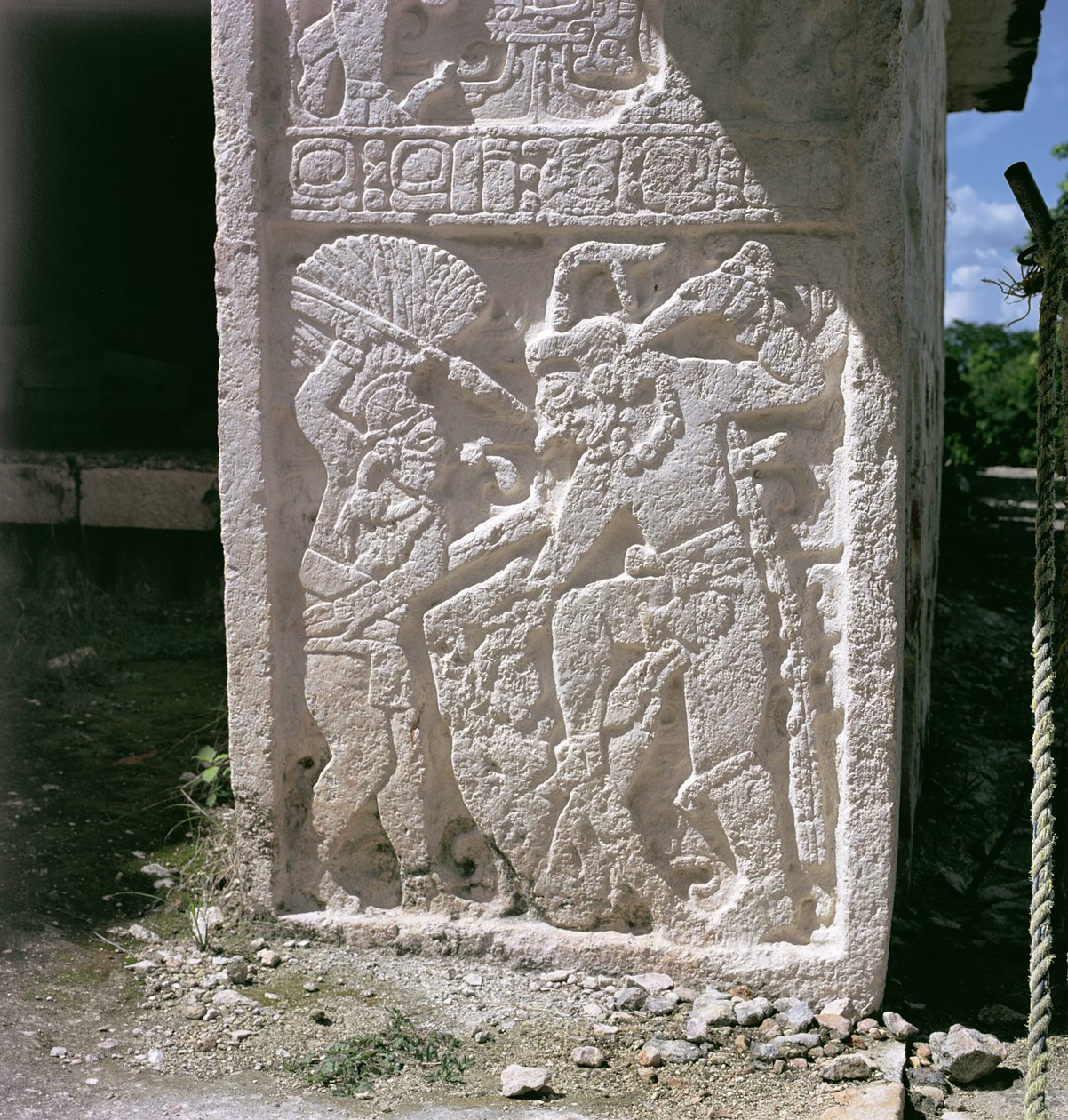 Gesneden latei, van de achterkant van de tempel van de Maskers, Late Klassieke Periode (600-900 AD) door Mayan