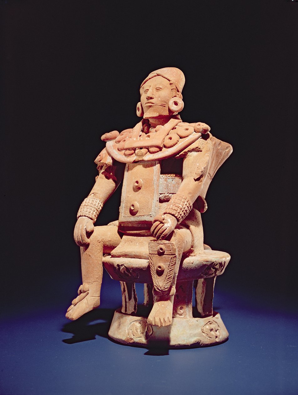 Figuur van een krijger in volledige regalia, van het eiland Jaina door Mayan