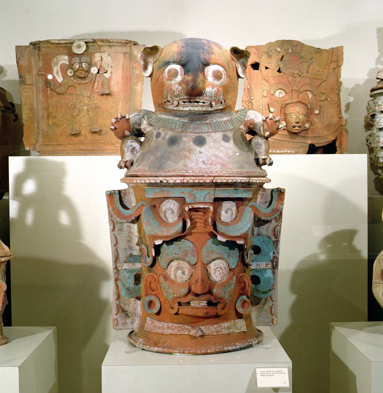 Ixil-begrafenisurn met katachtige deksel, Nebaj, Guatemala door Mayan