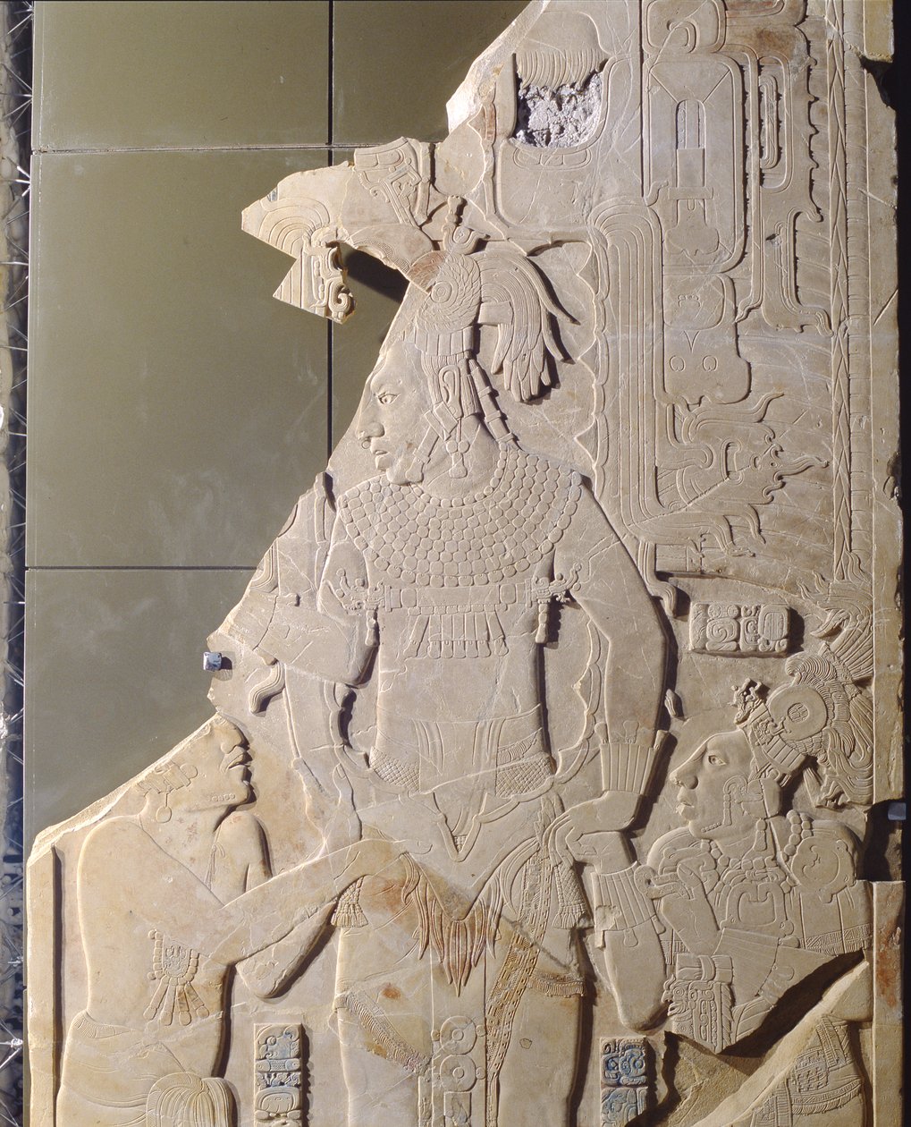 Paneel met een hoogwaardigheidsbekleder staand en twee knielende mannen, uit Tempel XIX, Palenque, Chiapas, Mexico, Klassieke Periode (detail) door Mayan