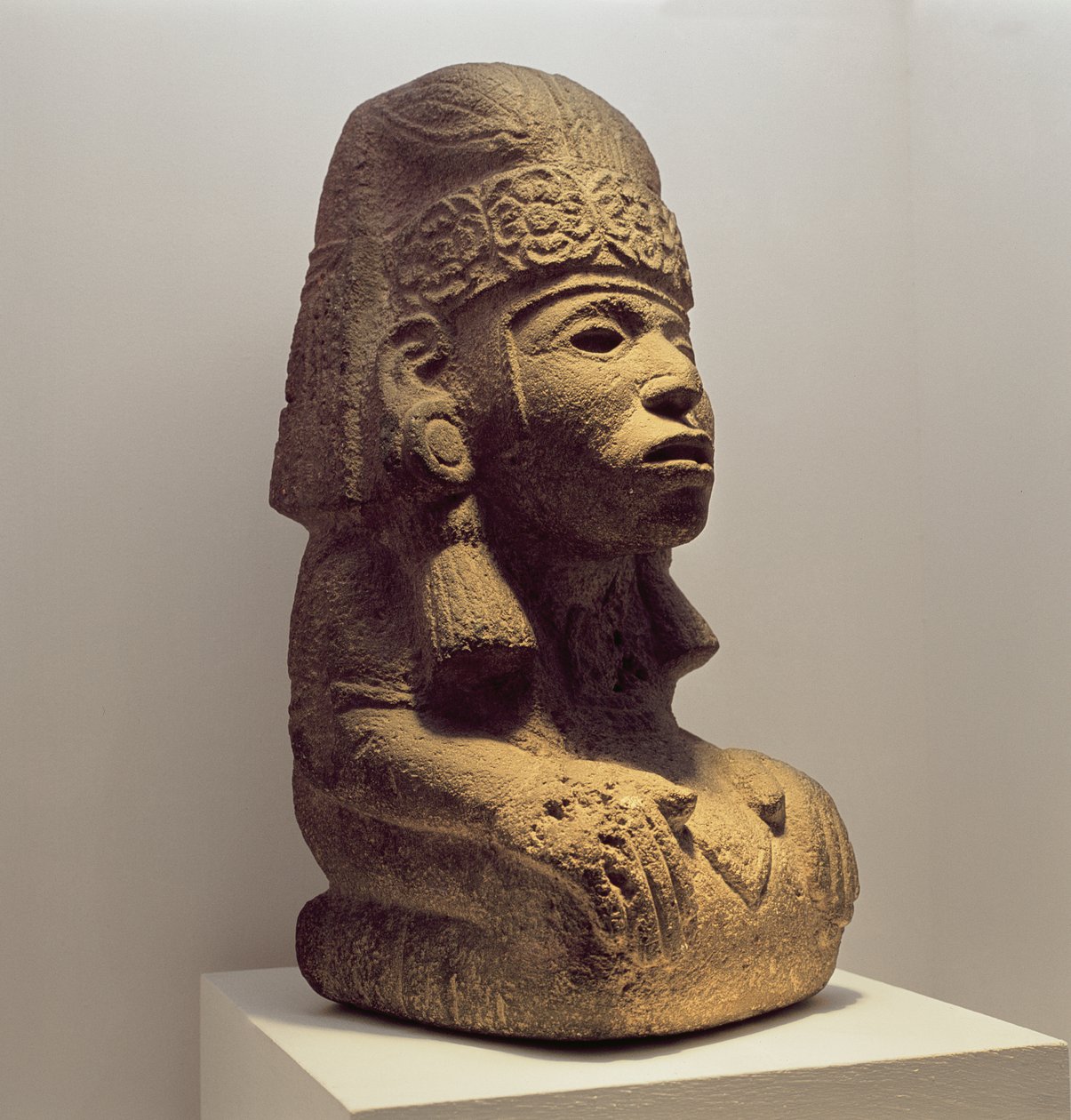 Pot in de vorm van een knielende figuur, 800-1200 door Mayan