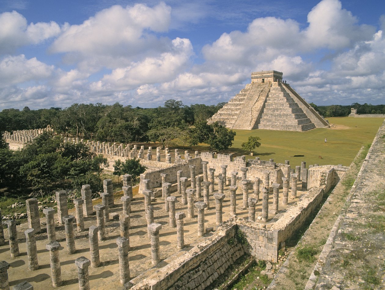 Uitzicht op de Tempel van de 1000 Zuilen met de Piramide van Kuculcan door Mayan