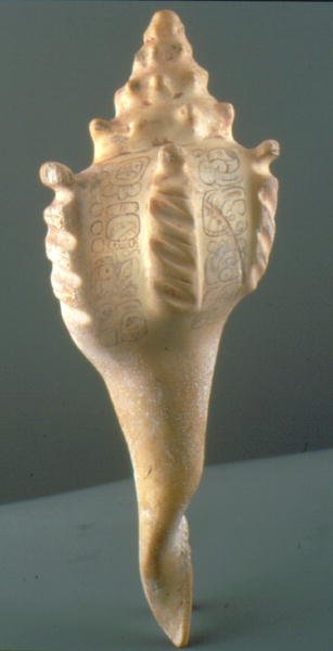 Inktpot van een schelp met glyphen door Mayan