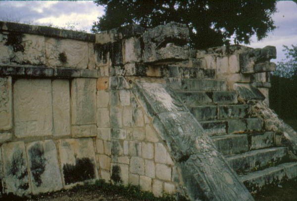 Platform van de Tijgers en Adelaars door Mayan