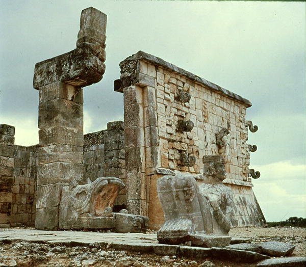 Tempel van de Krijgers, Gevederde Slang Kolom door Mayan