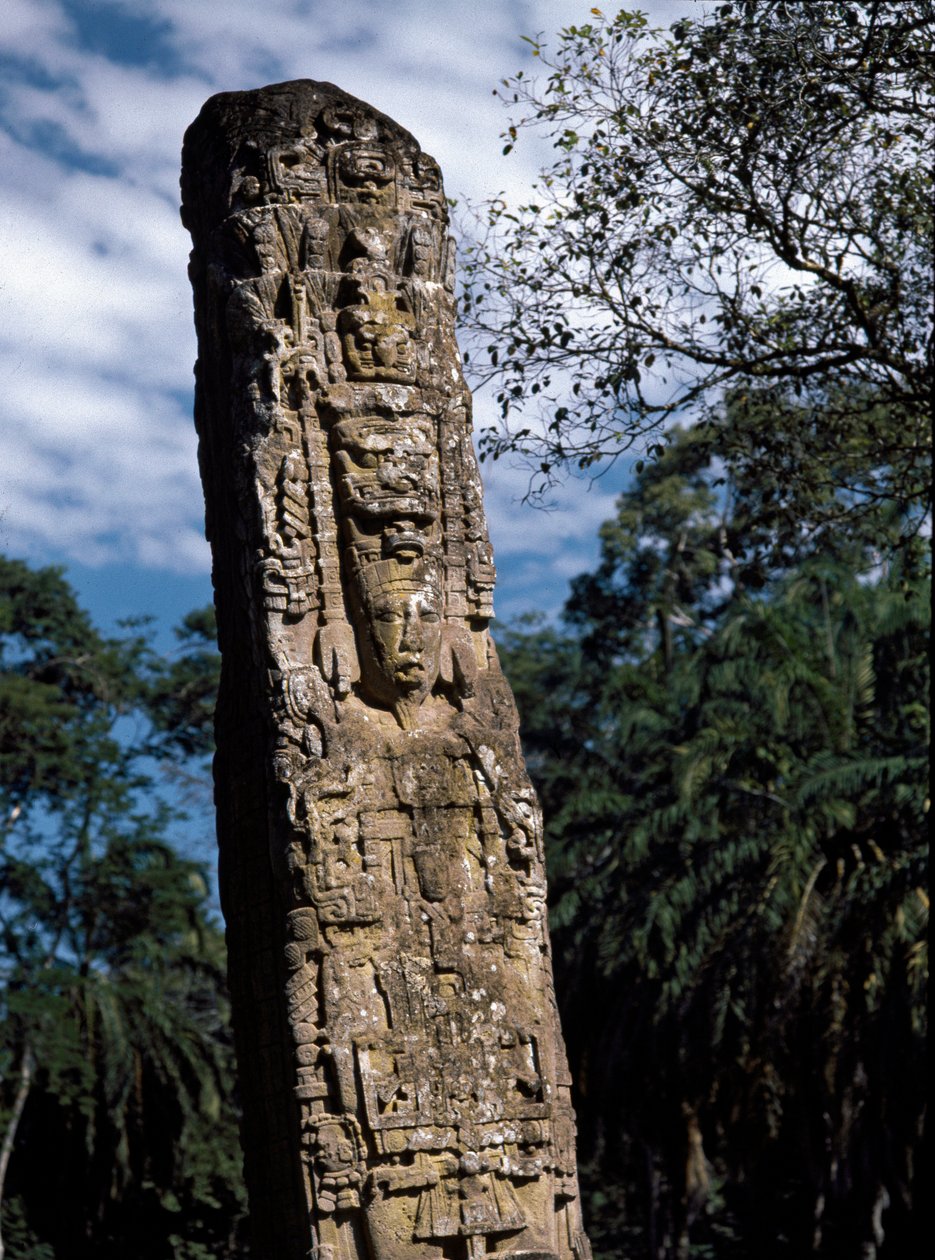 Detail van de stele F op het grote plein door Mayan