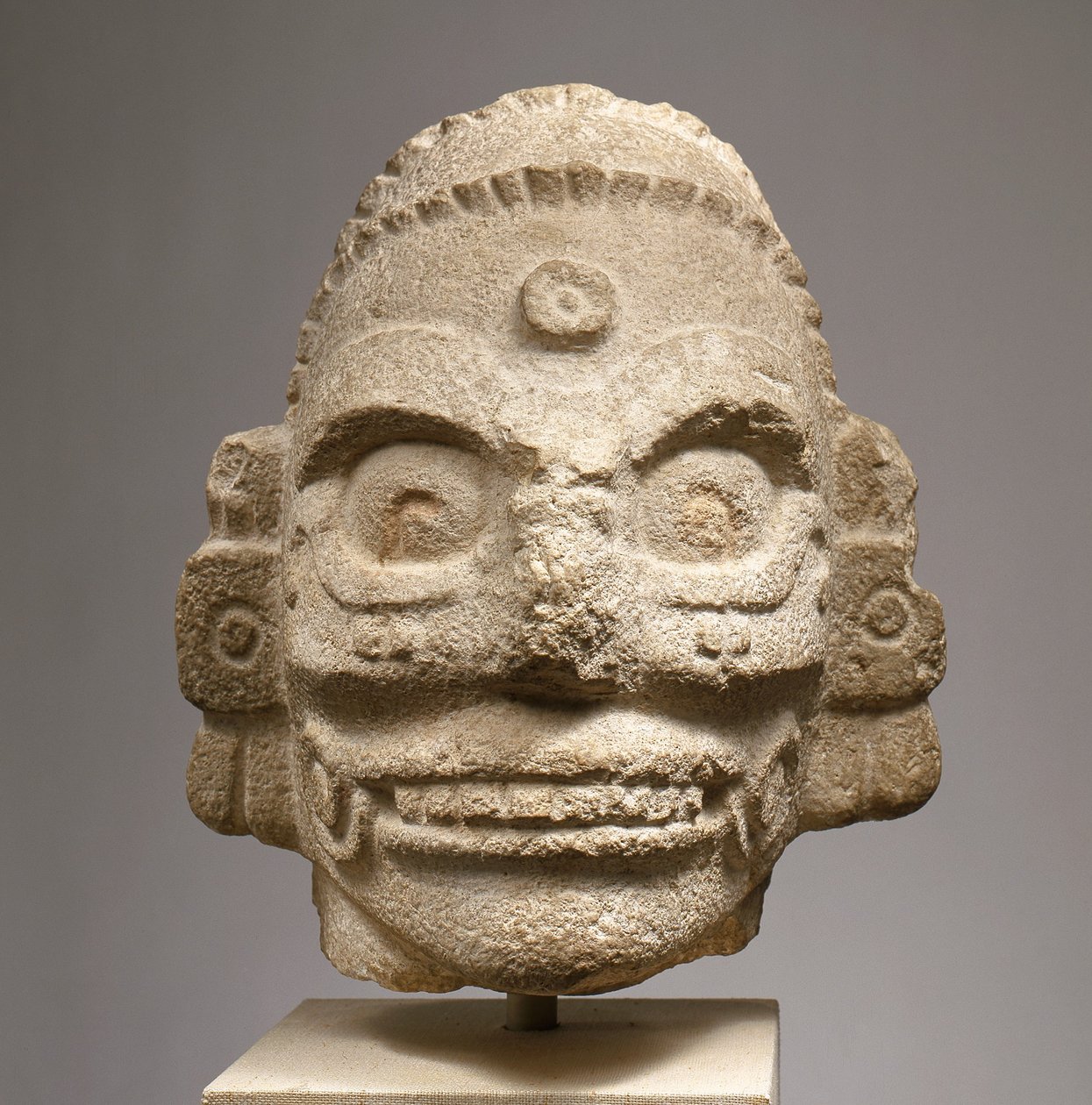 Hoofd van een Regen God, c.1000 (fossielhoudende kalksteen) door Mayan