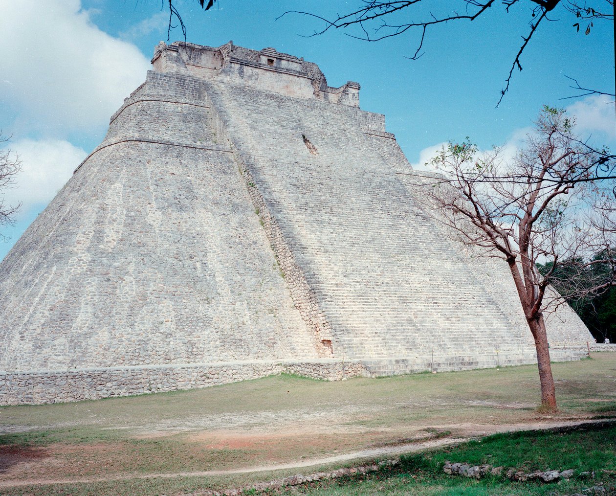 Precolumbiaanse beschaving: uitzicht op de bovenste tempel op de site van Uxmal door Mayan