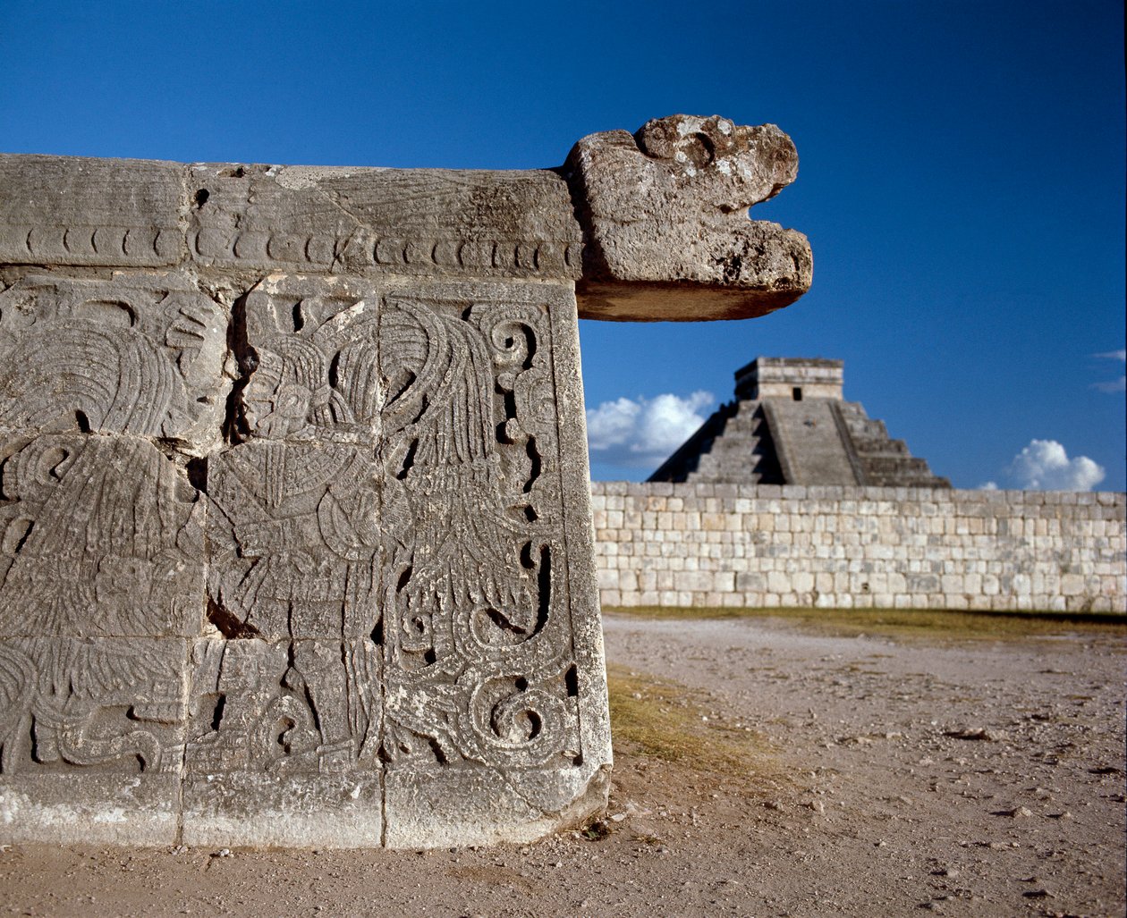 De grote bal speelplaats en op de achtergrond het kasteel, 750-1200 door Mayan