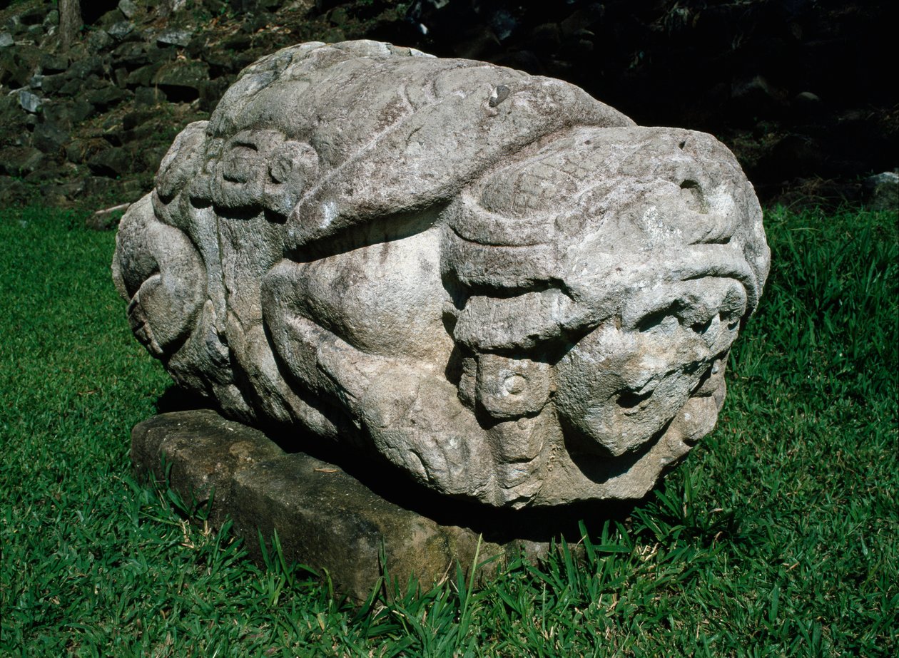 Zoomorfisch altaar uitgehouwen in een blok zandsteen door Mayan