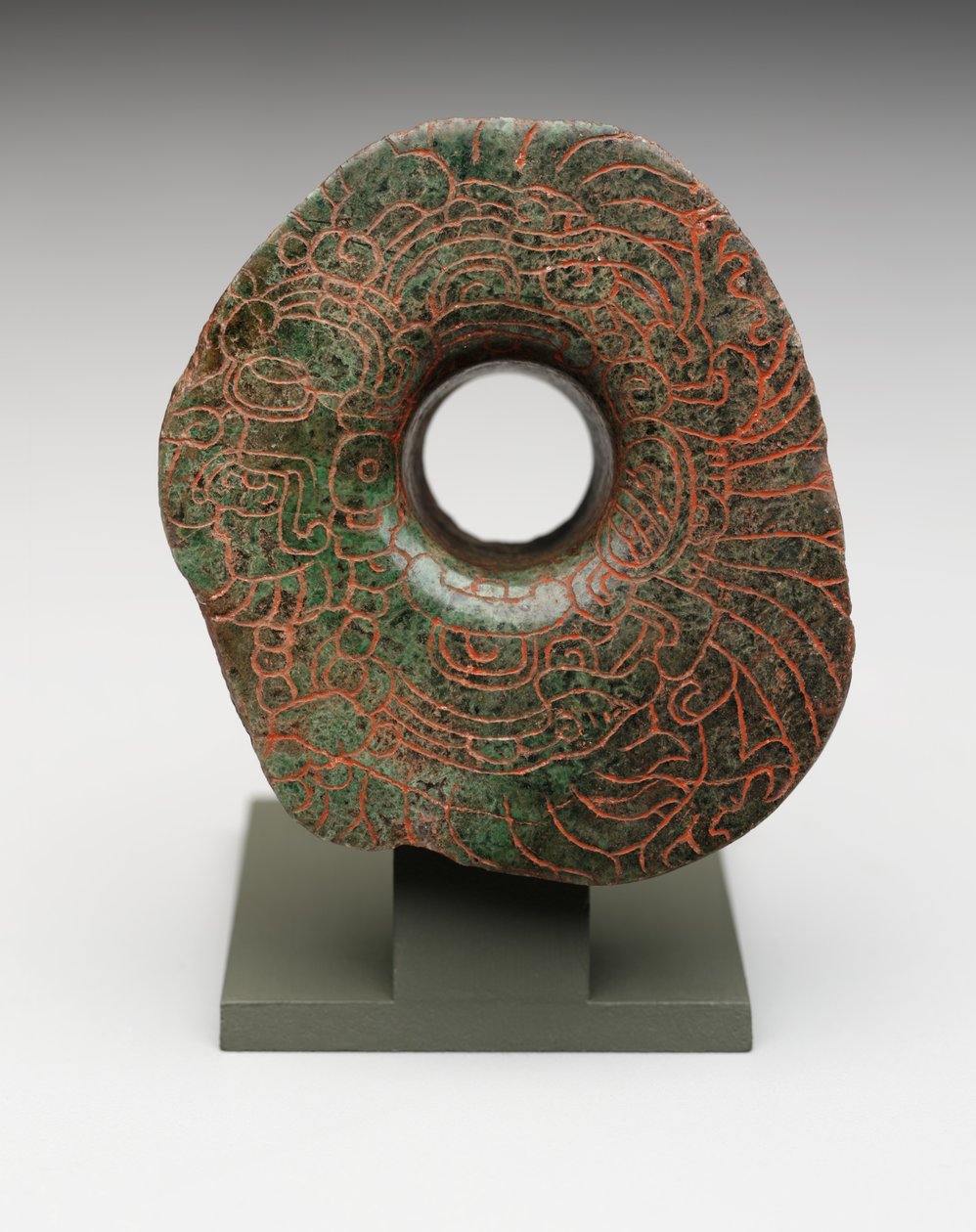 Oorflap met ingesneden afbeelding van de Hoofdvogelgodheid, ca.300-500 door Mayan Mayan