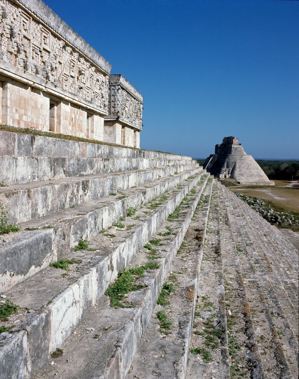 Gouverneurspaleis en piramide van de tovenaar, 6e eeuw door Mayan Mayan