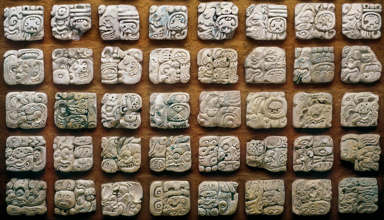 Maya kalender (320-1697) samengesteld uit verschillende glyphs (gegraveerde stenen) door Mayan Mayan