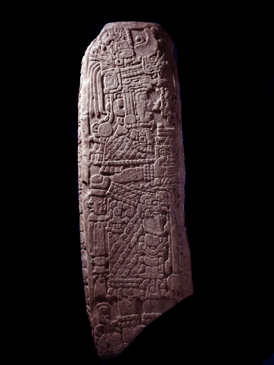 Precolumbiaanse kunst, Maya-beschaving, klassieke periode: stenen stèle 5 uit El Zapote, Peten, Guatemala door Mayan Mayan