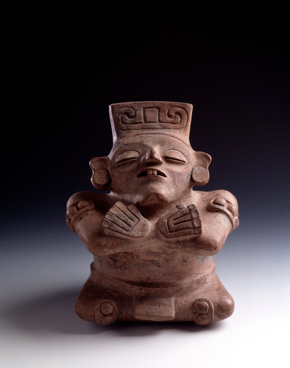 Precolumbiaanse kunst, Maya-beschaving, klassieke periode: antropomorfe kleivaas die een zittend personage uitbeeldt, benen en armen kruisen het gezicht omhoog door Mayan Mayan