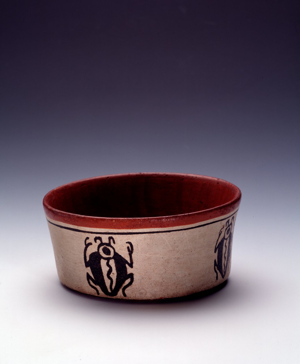 Precolumbiaanse kunst, Maya-beschaving, klassieke periode: schaal van polychrome klei versierd met zwarte kevers. Uit Peten, Guatemala door Mayan Mayan