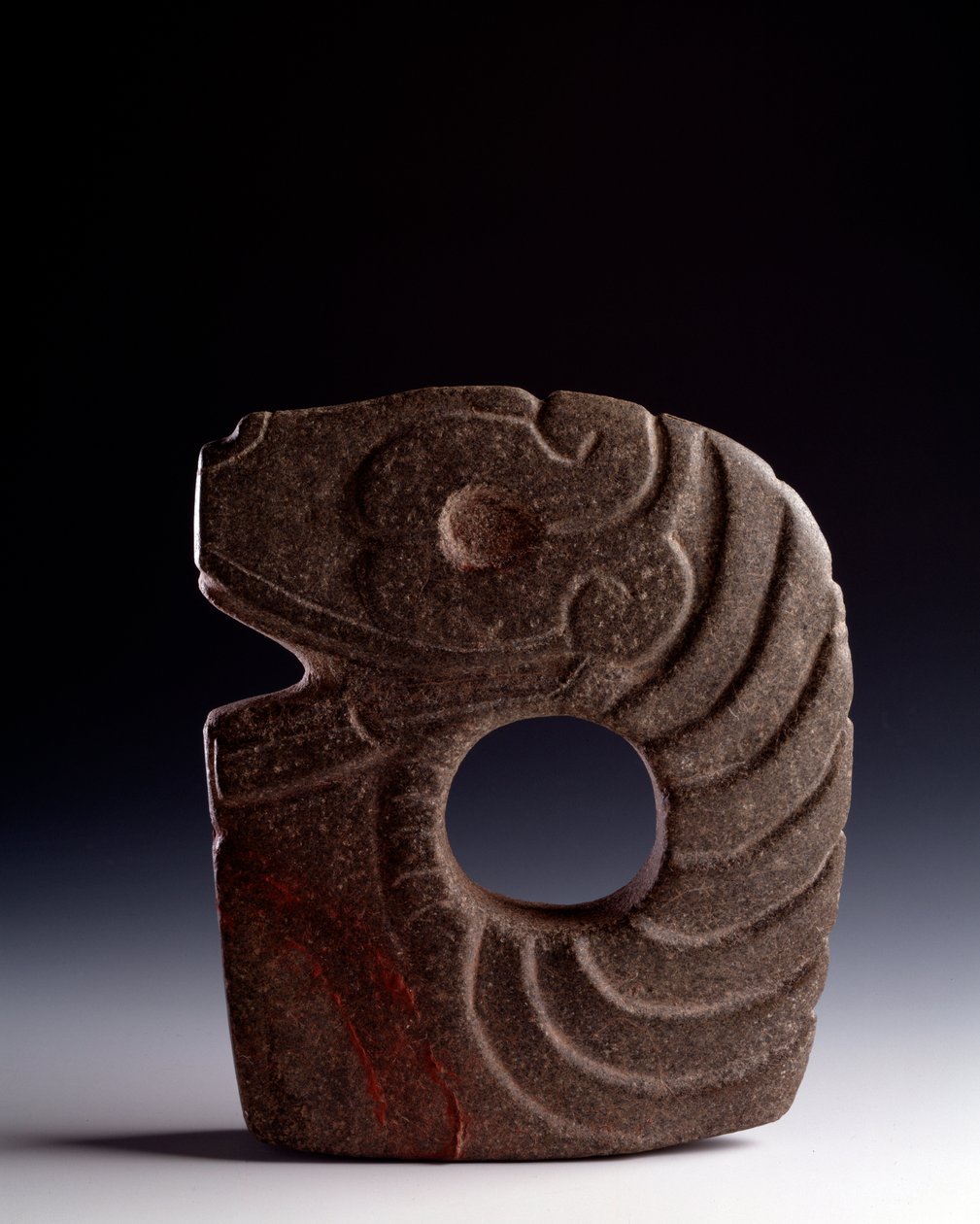 Precolumbiaanse kunst, Maya-beschaving, klassieke periode: zoomorfische bijl in gesneden steen die een gestileerde slang voorstelt. Uit Bolivia, Escuintla, Guatemala door Mayan Mayan