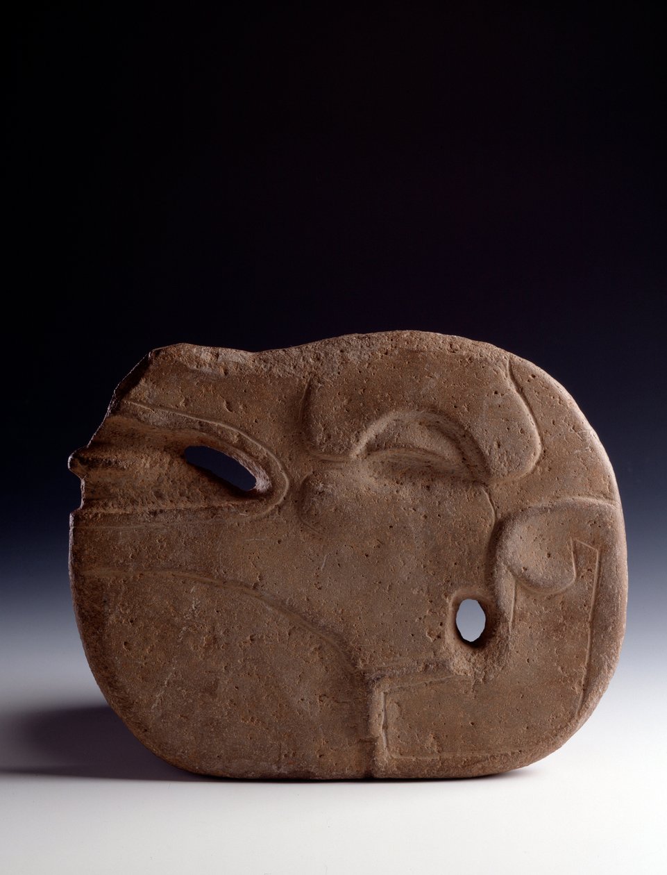 Precolumbiaanse kunst, Mayacultuur, klassieke periode: zoomorfe bijl in gebeeldhouwde steen die het hoofd van een hert voorstelt door Mayan Mayan