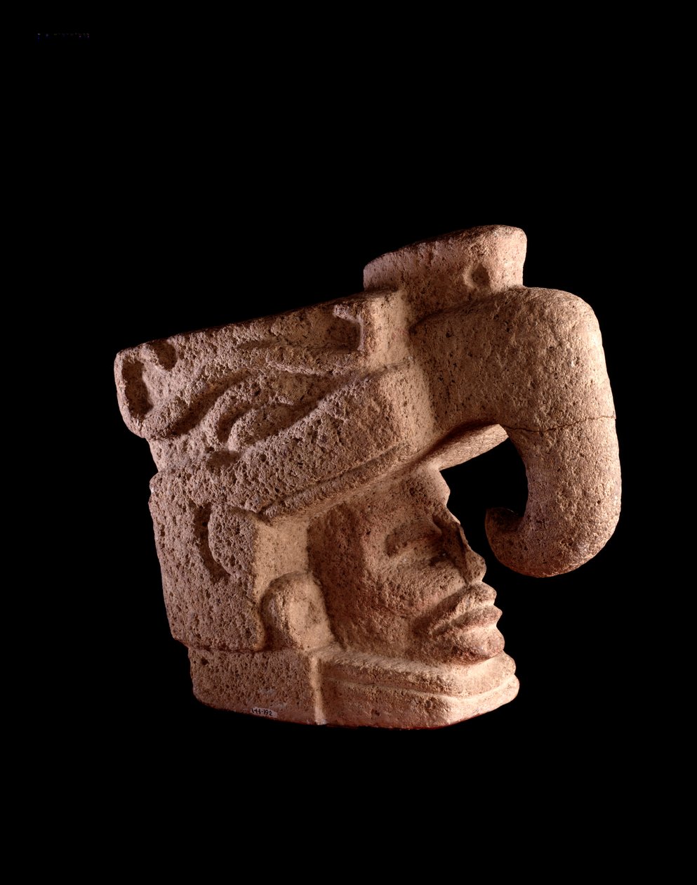 Precolumbiaanse kunst, Maya-beschaving, pre-klassieke periode: stenen sculptuur die een mannenhoofd uit de mond van een zoomorfe god voorstelt. Uit Guatemala door Mayan Mayan
