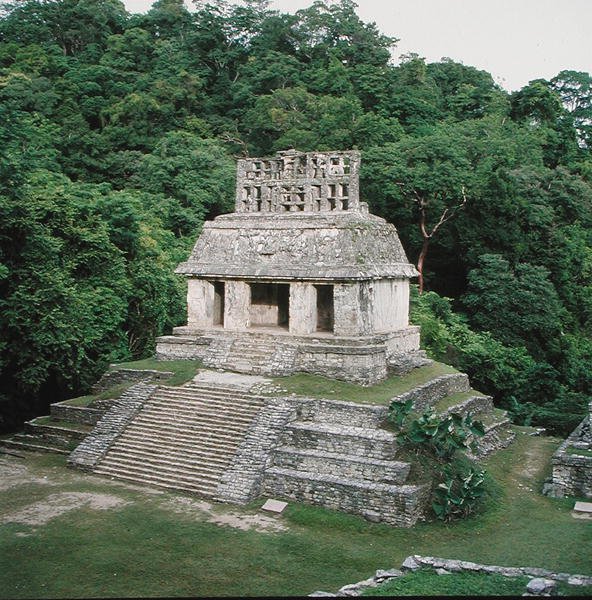 Uitzicht op de Tempel van de Zon, Laat-Klassieke Maya door Mayan Mayan