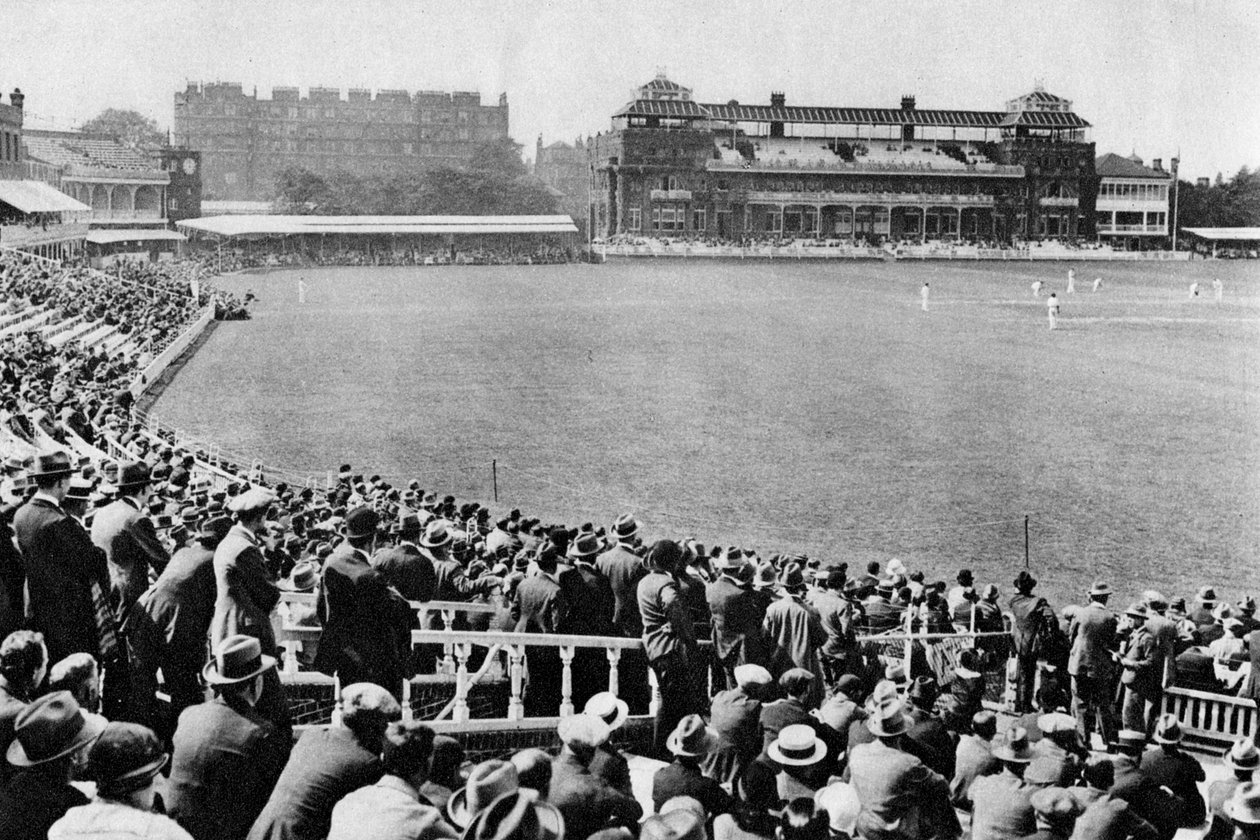 Een cricketwedstrijd, Lords cricketveld, Londen, 1926-1927 door McLeish