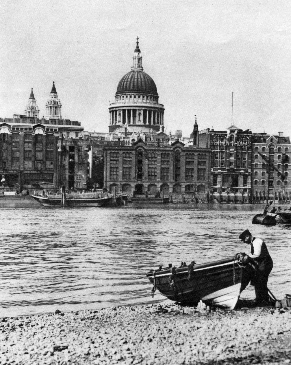 Thames waterman en zijn boot op het strand bij Bankside, Londen, 1926-1927 door McLeish