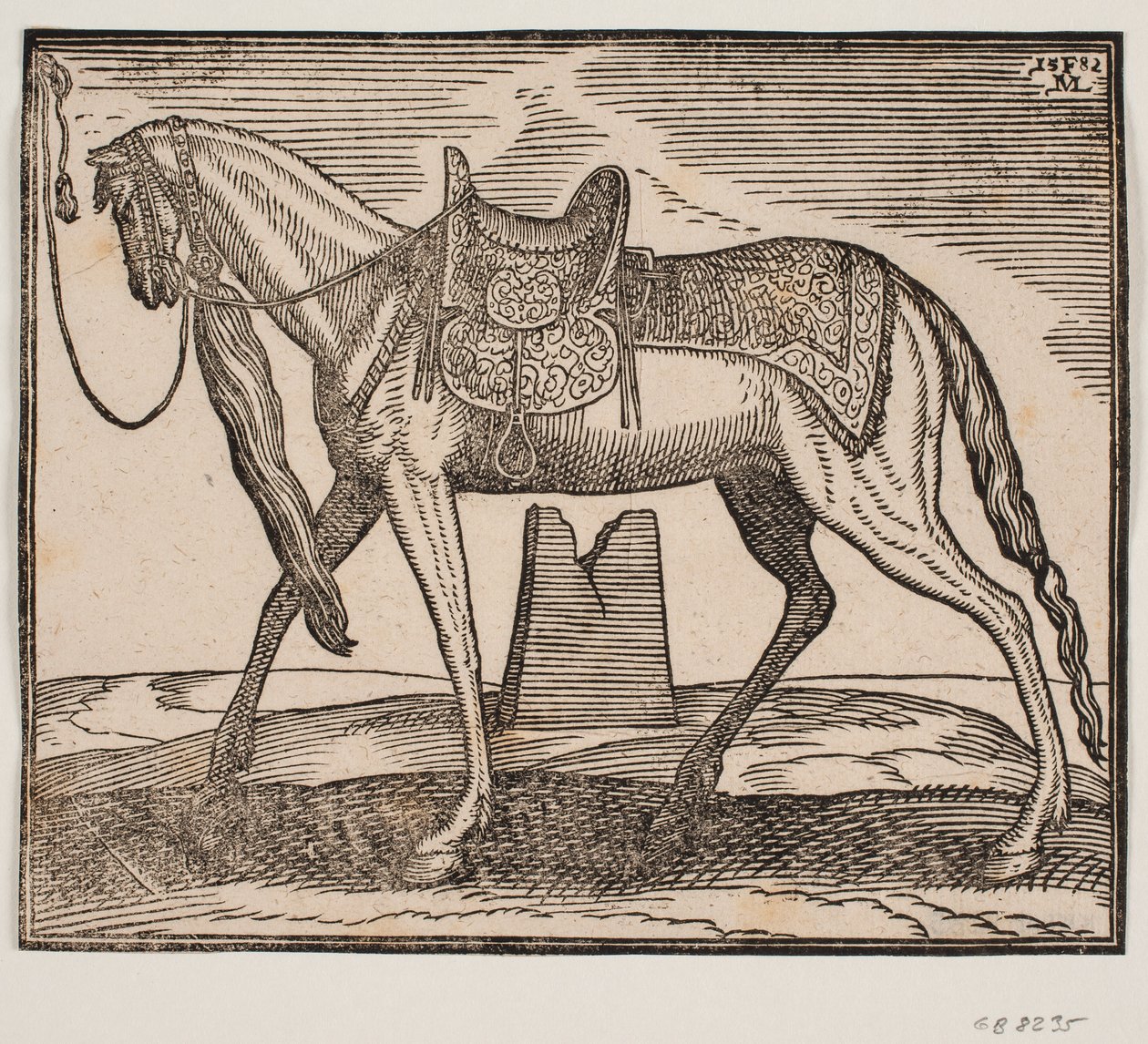 Elegante opgezadelde paard, vastgebonden aan de linker kaderlijn, profiel naar links; onder de buik van het paard is een ruïne te zien door Melchior Lorck