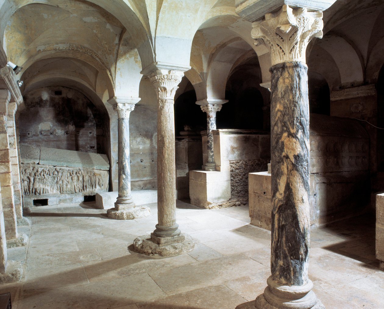 Merovingische kunst: uitzicht op de crypte van de Abdij van Jouarre door Merovingian