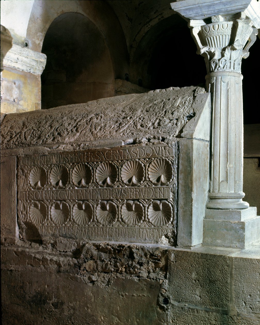 Merovingische kunst: cenotaaf van abdis Theodechilde (of Telchide) (overleden 662 n.Chr.). door Merovingian
