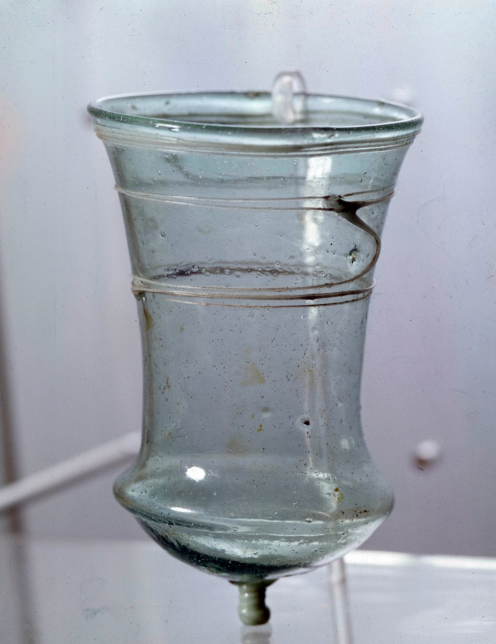 Merovingische kunst: glas. Gallië 6e eeuw. Nationaal archeologisch museum van Saint Germain en Laye door Merovingian Merovingian