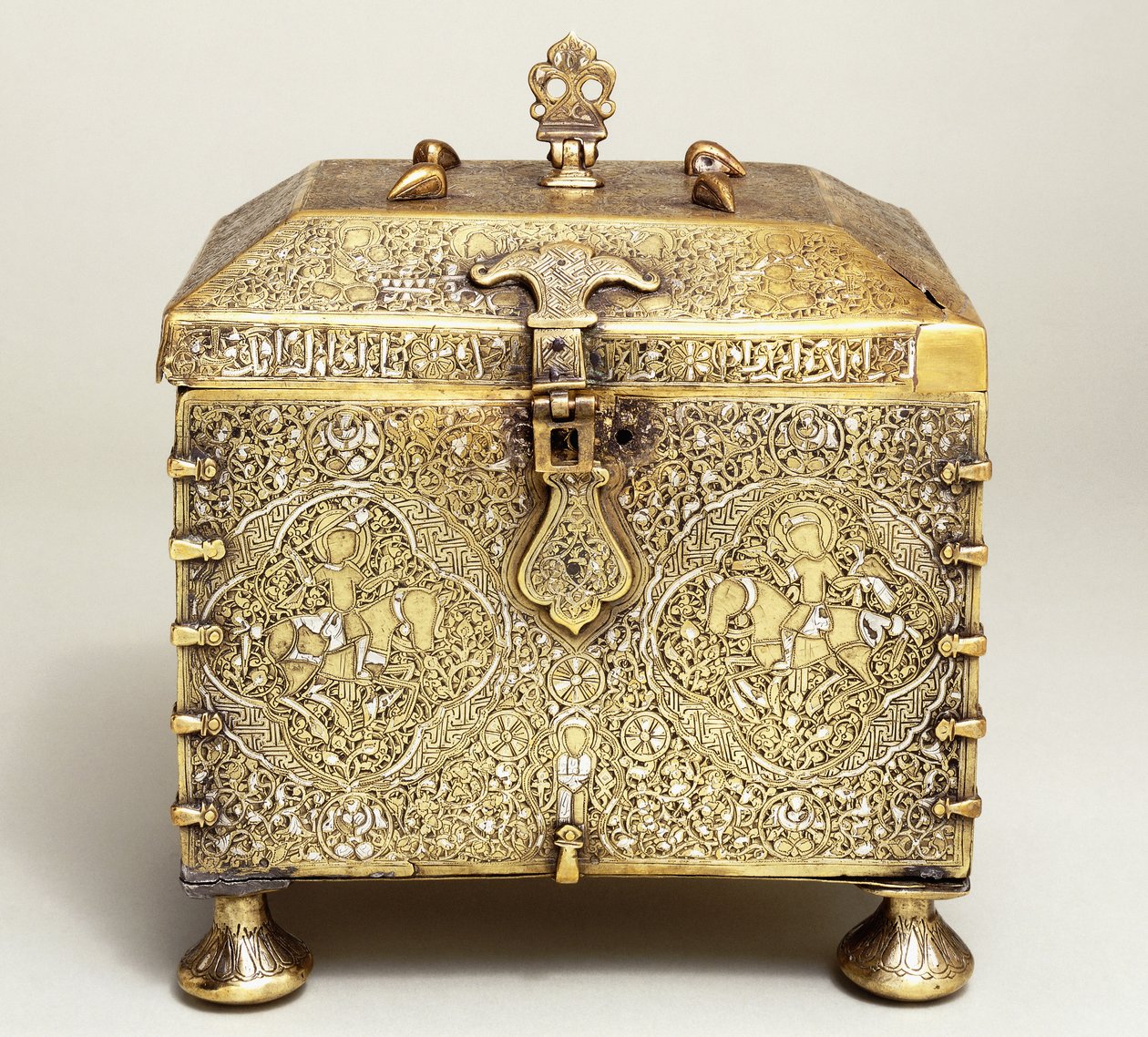 Een Mesopotamische zilver ingelegde koperen kist, met wijzerplaten voor een combinatieslot (vooraanzicht) door Mesopotamian