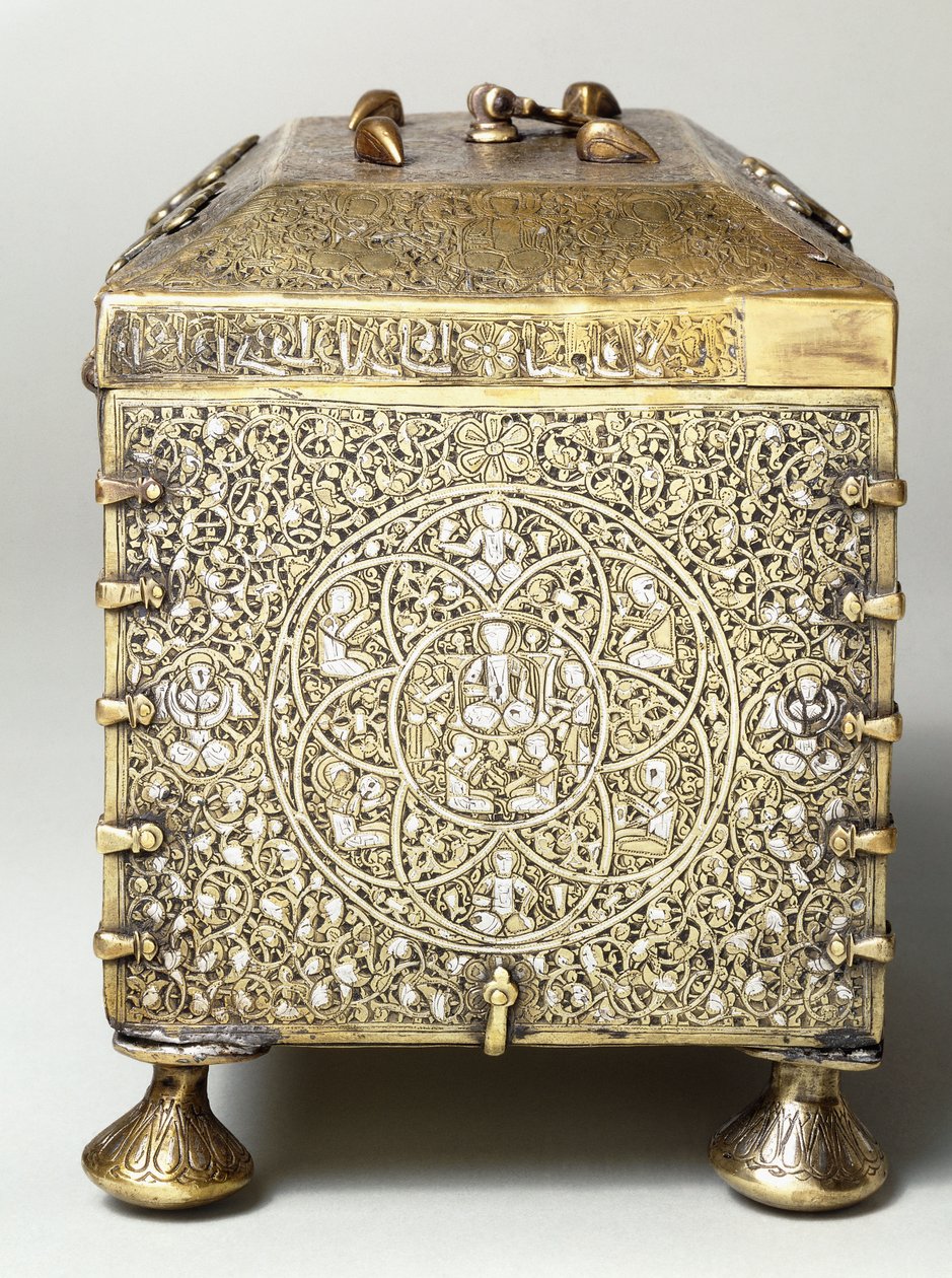 Een Mesopotamische zilver ingelegde koperen kist, met wijzerplaten voor een combinatieslot (zijaanzicht) door Mesopotamian