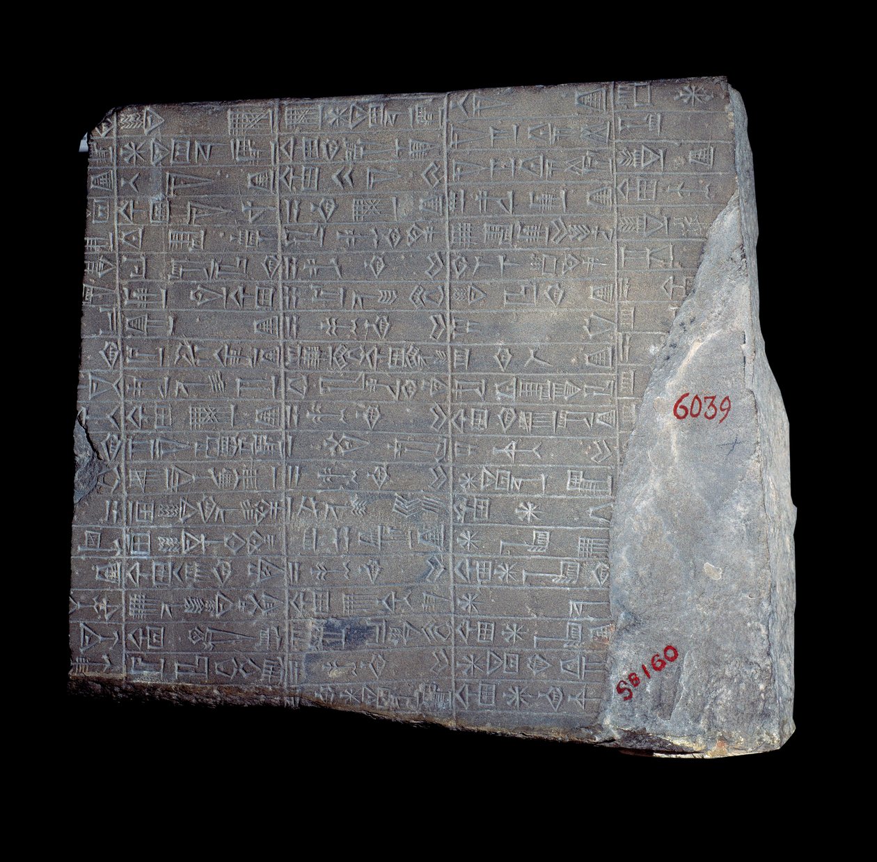 Mesopotamië: kalkstenen stèle met inscripties in Akkadisch ter herdenking van het werk ter ere van de god Inshushinak door Mesopotamian Mesopotamian