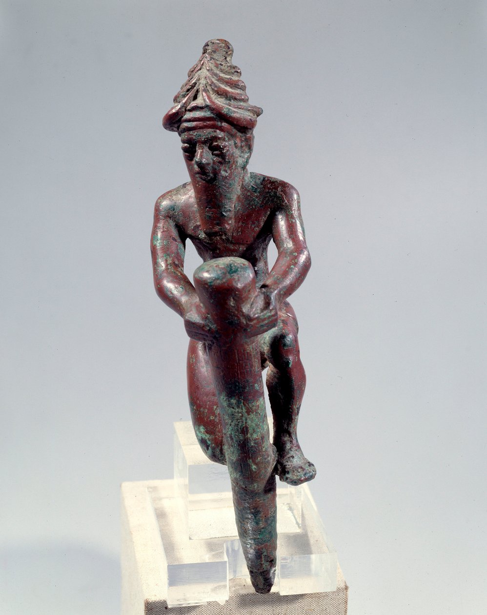 Mesopotamië: koperen funderingsfiguur die een god afbeeldt die een spijker duwt door Mesopotamian Mesopotamian