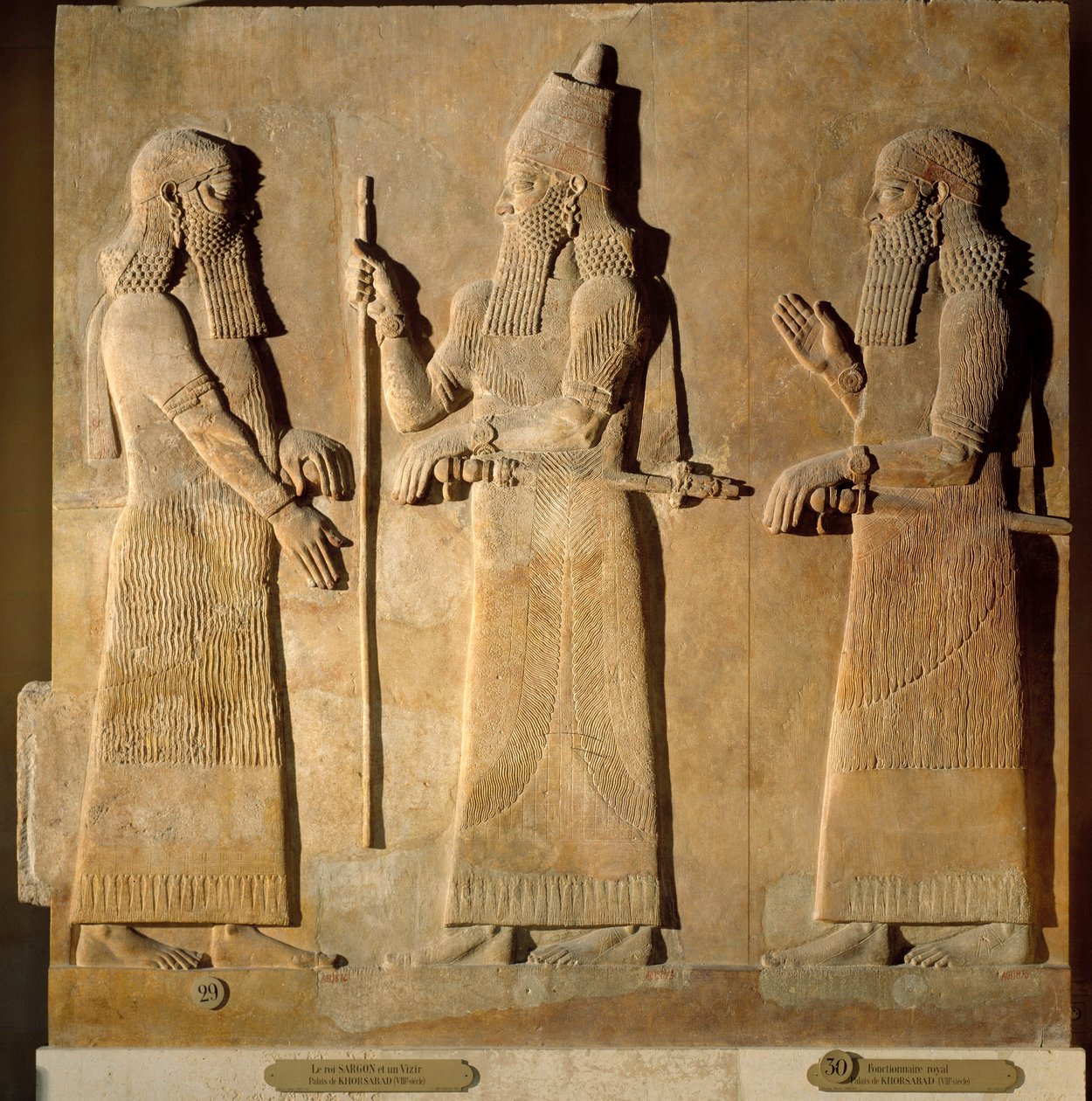 Oosterse oudheden: detail van een albasten reliëf dat Sargon II toont die bevelen geeft aan een hoge ambtenaar, uit het paleis van Sargon II, koning van Assyrië in Khorsabad (Mesopotamië), Irak. 722-705 v.Chr. door Mesopotamian Mesopotamian